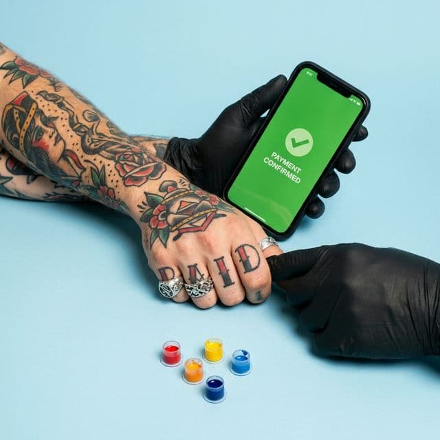 Una clienta confirmando una solicitud de reserva en un estudio de tatuajes